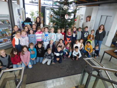 Foto des Albums: Kinder schmücken Weihnachtsbaum im Rathaus