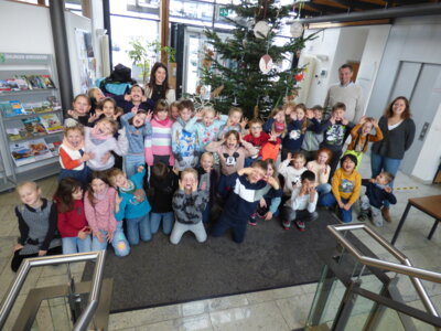 Fotoalbum Kinder schmücken Weihnachtsbaum im Rathaus