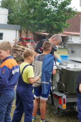 Raubtierf&uuml;tterung: Suppe ist fertig &ndash; Michael, der Mann an der Kelle  (Bild vergr&ouml;&szlig;ern)