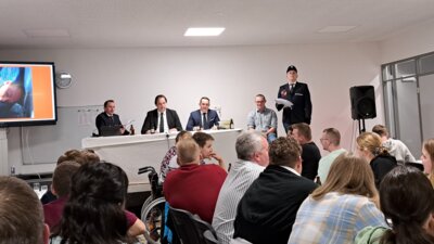 Das hohe Gericht tagt  (Bild vergr&ouml;&szlig;ern)