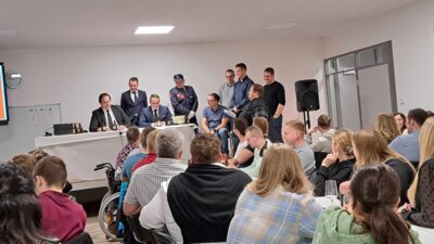 Das hohe Gericht tagt  (Bild vergr&ouml;&szlig;ern)
