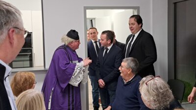 Der Pastor van Herkenbosch besichtigt das Geb&auml;ude  (Bild vergr&ouml;&szlig;ern)