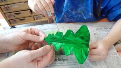 Wir basteln und malen f&uuml;r die Weihnachtszeit.  (Bild vergr&ouml;&szlig;ern)