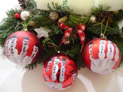 Selbst bedruckte Weihnachtskugeln von Kinderhand.  (Bild vergr&ouml;&szlig;ern)