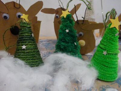 Ein selbstgebastelter Adventskalenderwald.  (Bild vergr&ouml;&szlig;ern)