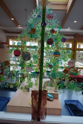 Ein Tannenbaum aus Handabdr&uuml;cken.  (Bild vergr&ouml;&szlig;ern)