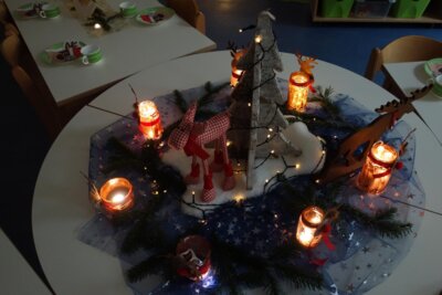 Unsere festliche Deko zur Weihnachstfeier.  (Bild vergr&ouml;&szlig;ern)