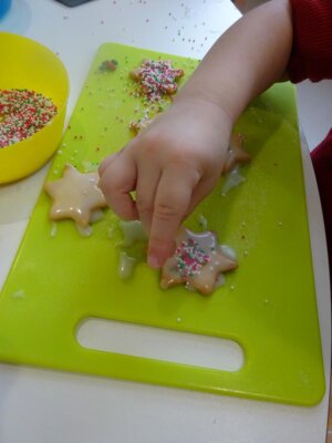 Pl&auml;tzchen verzieren macht uns gro&szlig;en Spa&szlig;!  (Bild vergr&ouml;&szlig;ern)