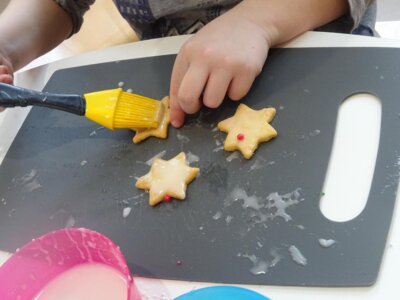 Das Bestreichen der Pl&auml;tzchen ist klebrig, aber soo sch&ouml;n.  (Bild vergr&ouml;&szlig;ern)