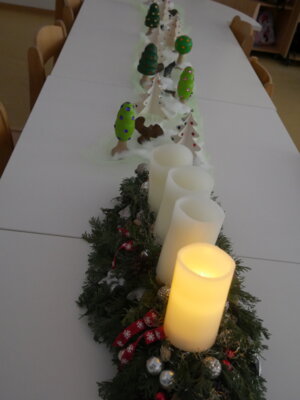 Eine gedeckte Adventstafel im Gruppenzimmer.  (Bild vergr&ouml;&szlig;ern)