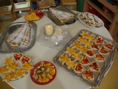 Unser Weihnachsbuffet in der Schmetterlingsgruppe.  (Bild vergr&ouml;&szlig;ern)