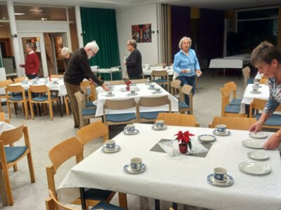 Flei&szlig;ige Helfer richten den Saal ein  (Bild vergr&ouml;&szlig;ern)