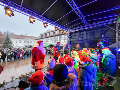 Foto des Albums: Weihnachtsmarkt mit Kinderprogramm eröffnet