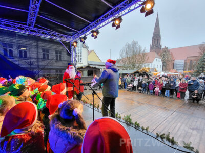 Foto des Albums: Weihnachtsmarkt mit Kinderprogramm eröffnet
