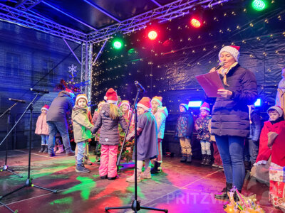 Foto des Albums: Weihnachtsmarkt mit Kinderprogramm eröffnet