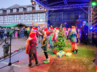 Foto des Albums: Weihnachtsmarkt mit Kinderprogramm eröffnet