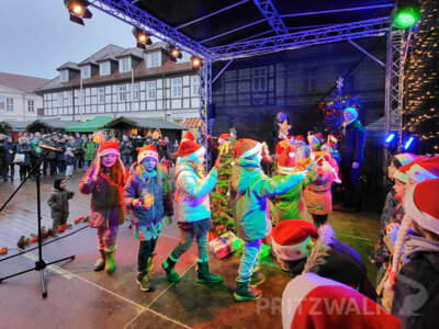 Foto des Albums: Weihnachtsmarkt mit Kinderprogramm eröffnet