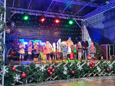 Foto des Albums: Weihnachtsmarkt mit Kinderprogramm eröffnet