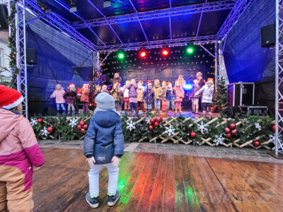 Foto des Albums: Weihnachtsmarkt mit Kinderprogramm eröffnet