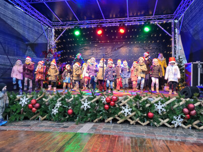 Foto des Albums: Weihnachtsmarkt mit Kinderprogramm eröffnet