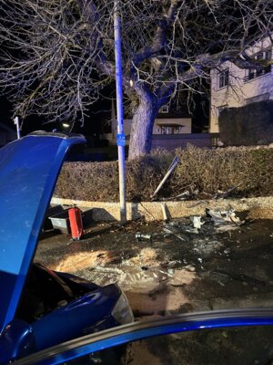 Foto des Albums: THL 3 - VU, 1 oder 2 PKW, Person eingeklemmt