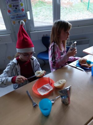 Foto des Albums: 🎄Weihnachtsfeier der Klasse 4 🎅🏼