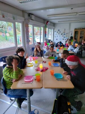 Foto des Albums: 🎄Weihnachtsfeier der Klasse 4 🎅🏼