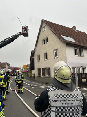 Foto des Albums: B 3 - Dachstuhlbrand (Person in Gefahr)