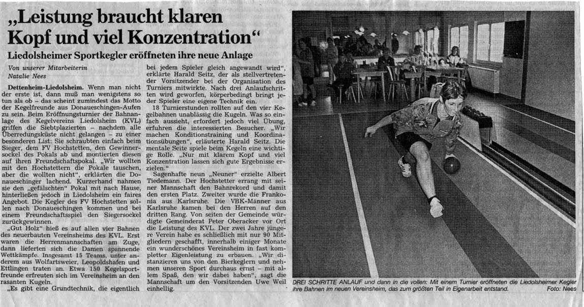 Bild: Es ist vollbracht, das Vereinsheim steht und die Kugel rollt. Am 15. Dezember weihten wir die Kegelbahnen standesgemäß mit einem Eröffnungsturnier ein. Pressebericht der BNN vom 15.Dezember 1998