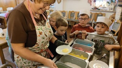 Foto des Albums: In der Weihnachtsbäckerei (Kertscher Hof) Klasse 1