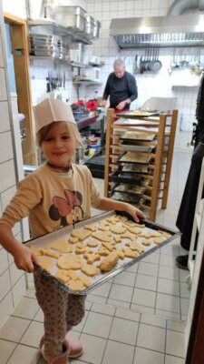 Foto des Albums: In der Weihnachtsbäckerei (Kertscher Hof) Klasse 1