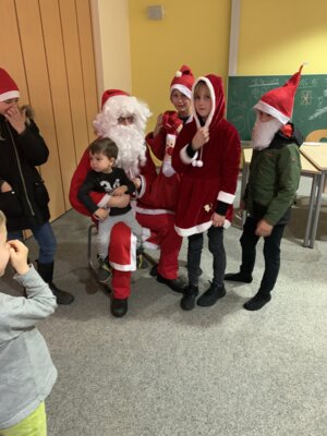 Foto des Albums: Lesenachmittag für Kinder mit Kaffeeklatsch mit Weihnachtsmann (12. 12. 2023)