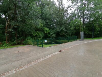 Parkplatz am L&ouml;schteich in Goldbach  (Bild vergr&ouml;&szlig;ern)
