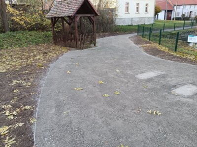 Wegef&uuml;hrung am Dorfteich Oberrei&szlig;en  (Bild vergr&ouml;&szlig;ern)