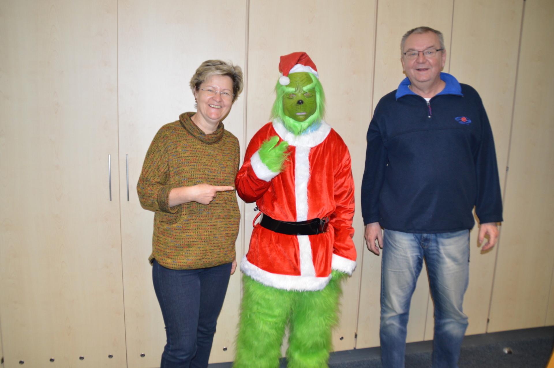 Bild: Der Grinch bei der Schulleitung