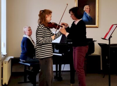 Foto des Albums: Musikprofessorin coacht Musikschüler - Violinen-Workshop