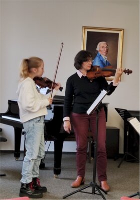 Foto des Albums: Musikprofessorin coacht Musikschüler - Violinen-Workshop