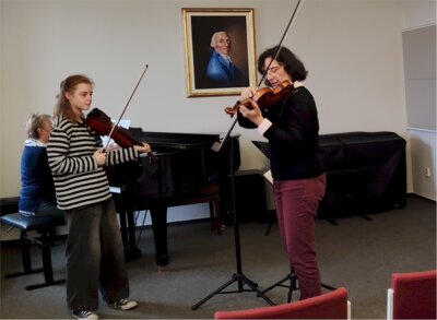 Foto des Albums: Musikprofessorin coacht Musikschüler - Violinen-Workshop