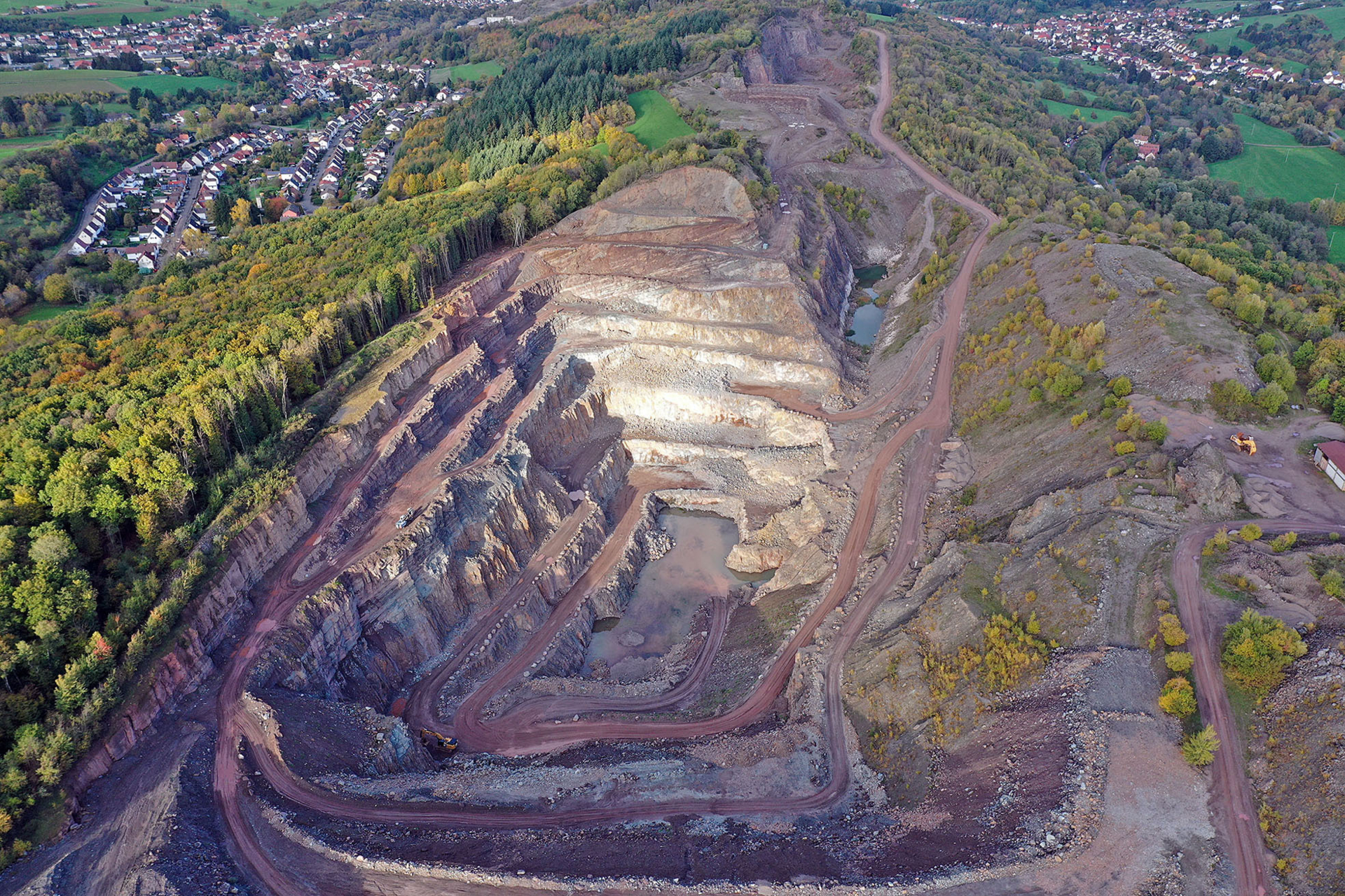 Bild: Der aktive Steinbruch am Remigiusberg bei Kusel, in dem 2013 und 2018 die fossilen Reste von Stenokranio gefunden wurden (Foto: Basalt AG, Linz am Rhein).