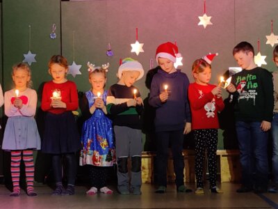 Foto des Albums: Die Weihnachtsfeier der Schule