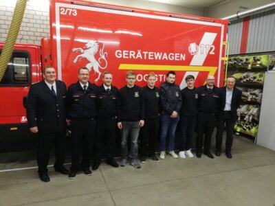 v.l.: Kommandant J&uuml;rgen Vogt, Abteilungskommandant Stefan Rollwagen, 2.stellvertretender Abteilungskommandant Bastian Zink, Jonas H&auml;ussler, Jakob Bosch, Matthias Erb, Rafael Klaiber, 1.stellvertretender Abteilungskommandant J&uuml;rgen Bader, Ordnungsamtsleiter Uwe Wannenwetsch  (Bild vergr&ouml;&szlig;ern)