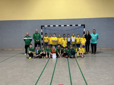 Gruppenbild mit allen Spielern, Spielerinnen und Trainern  (Bild vergr&ouml;&szlig;ern)