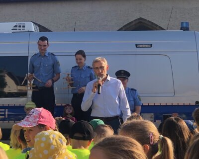 Auch der Innenminister ist da  (Bild vergr&ouml;&szlig;ern)