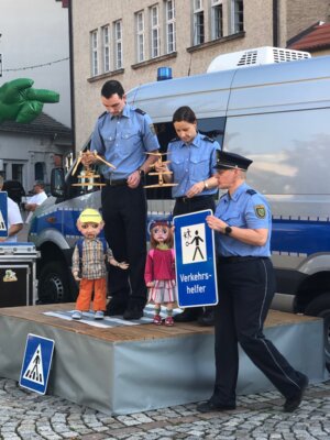 So gehst du sicher &uuml;ber die Stra&szlig;e  (Bild vergr&ouml;&szlig;ern)