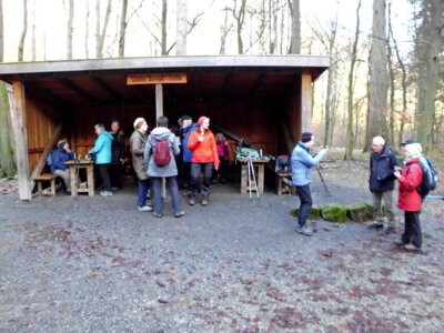 Trinkpause an der G&uuml;nter-Berndt-H&uuml;tte  (Bild vergr&ouml;&szlig;ern)