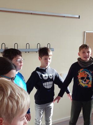 Foto des Albums: Schnappschüsse zum szenisches Spiel aus der Märchenoper Hänsel und Gretel - Klasse 4