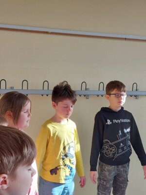 Foto des Albums: Schnappschüsse zum szenisches Spiel aus der Märchenoper Hänsel und Gretel - Klasse 4