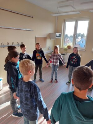 Foto des Albums: Schnappschüsse zum szenisches Spiel aus der Märchenoper Hänsel und Gretel - Klasse 4