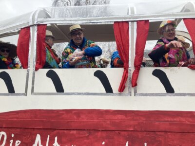Foto des Albums: Karnevalszug Erlinghausen 2024 (12.​02.​2024)