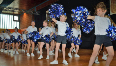 Kinderball 2004 Blue Pearls  (Bild vergr&ouml;&szlig;ern)